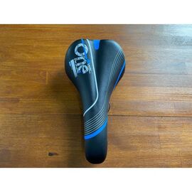 Седло велосипедное Vinca Sport, 280*155мм, черное c голубыми полосами, VS 91 blue, изображение  - НаВелосипеде.рф